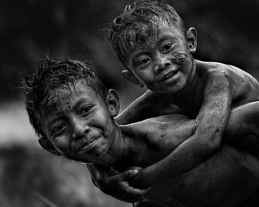 Gendong Photograph by Adhi Prayoga