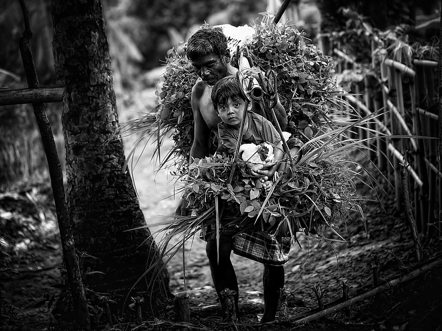 Gendong Anak Photograph by Adhi Prayoga