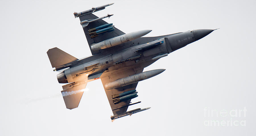 General Dynamics F-16 Fighting Falcon Photograph by Science Source