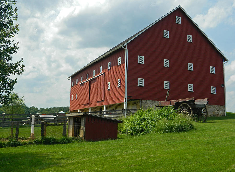 Historic German Bank Barn - Maryland Photograph by Emmy Vickers