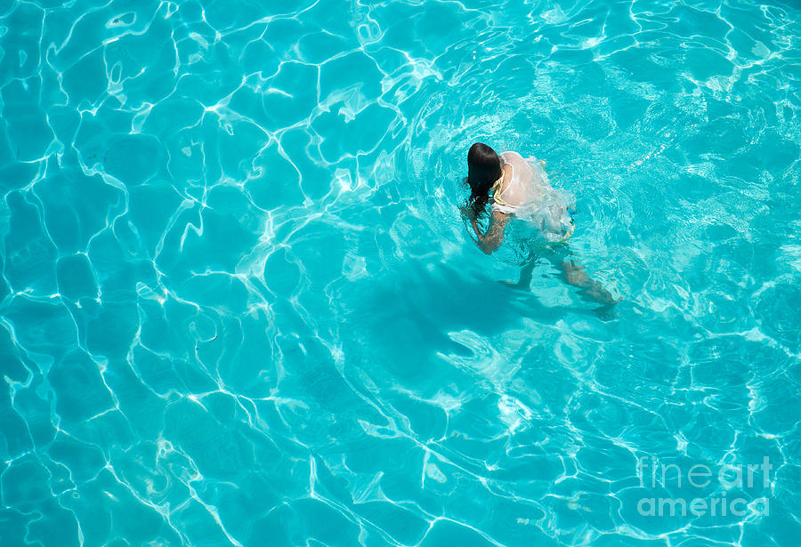 Girl in a pool Photograph by Les Palenik