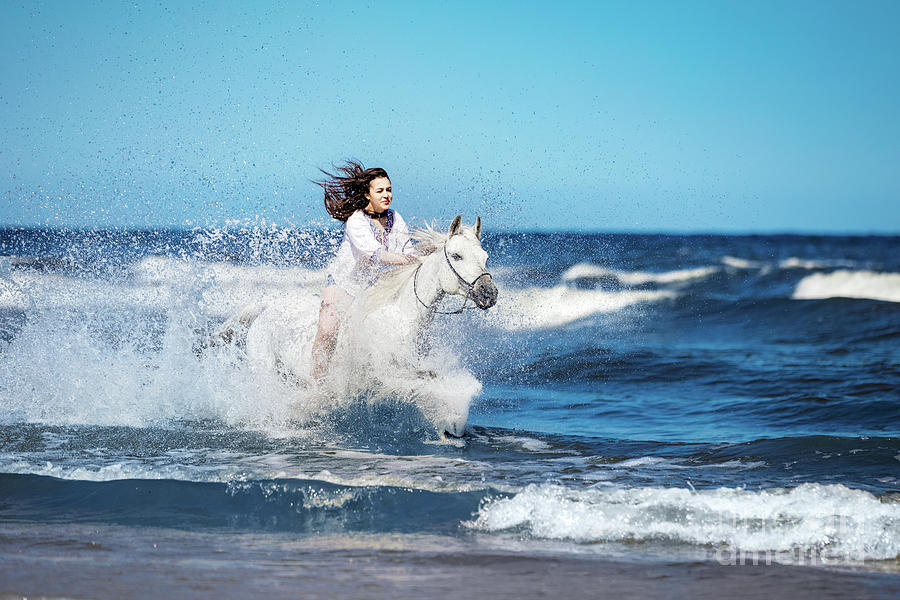 Afbeeldingsresultaat voor woman and horse near ocean