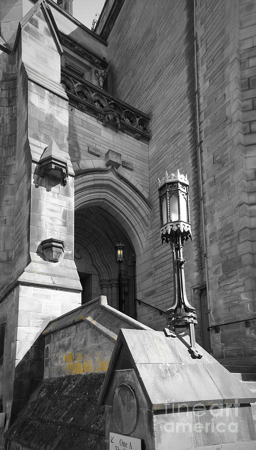 Glasgow University. Lamppost at entrance. Photograph by Elena Perelman
