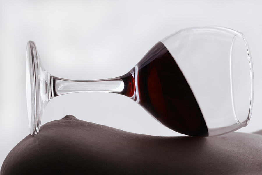Порванное платье и бокал вина. Бокал красного вина. Красные бокалы. Грудь и бокал. Необычные бокалы для красного вина.