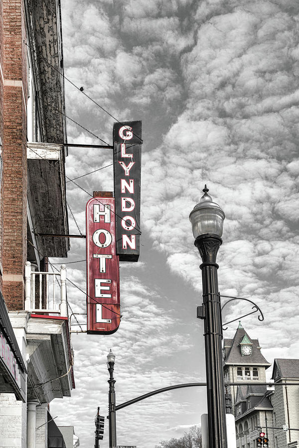Richmond Photograph - Glyndon Hotel Selective Red by Sharon Popek