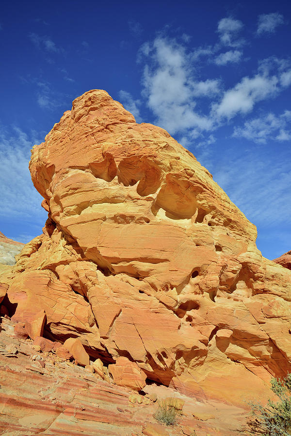 Golden Sandstone Tower in Wash 3 of Valley of Fire Photograph by Ray Mathis