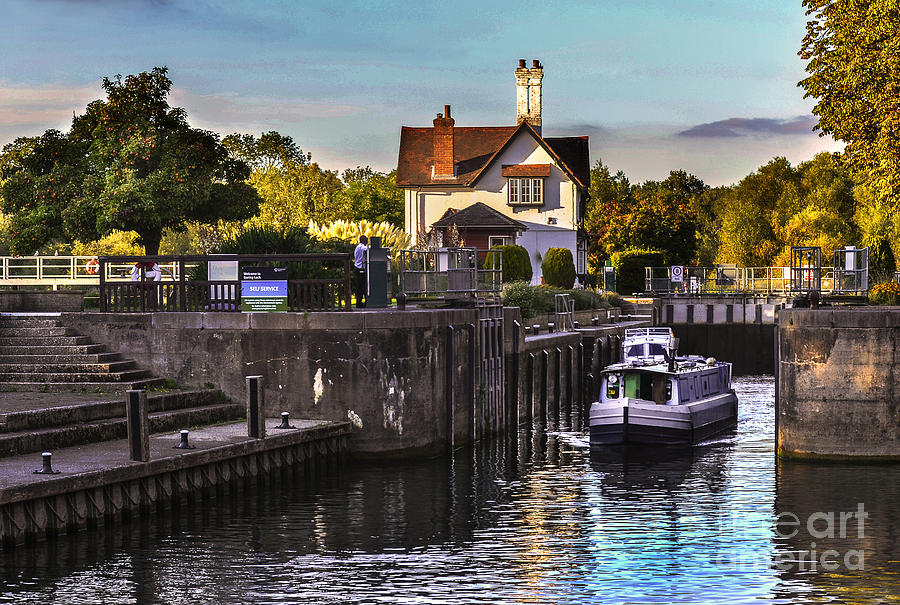 Goring on Thames Lock Photograph by Ian Lewis - Pixels