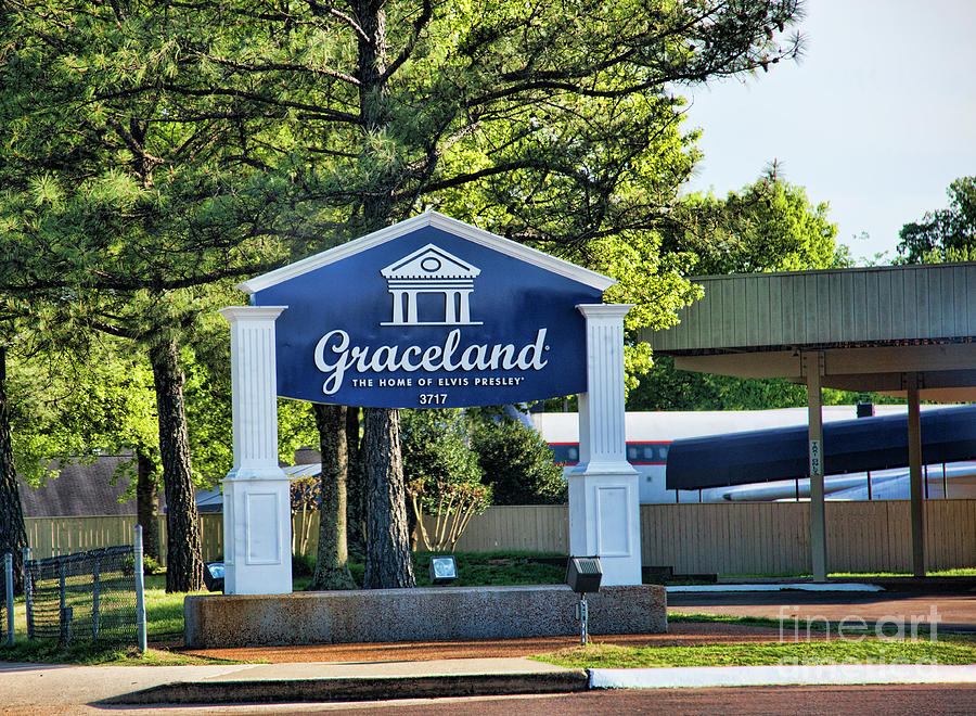 Graceland Home of Elvis Presley  Photograph by Chuck Kuhn