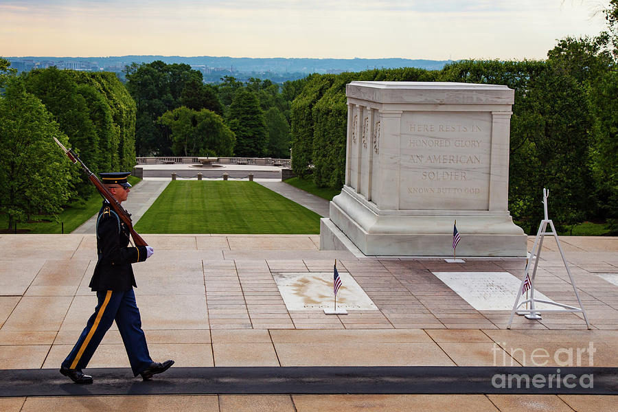 Guarding the Tomb of the Unknowns Photograph by George Lehmann