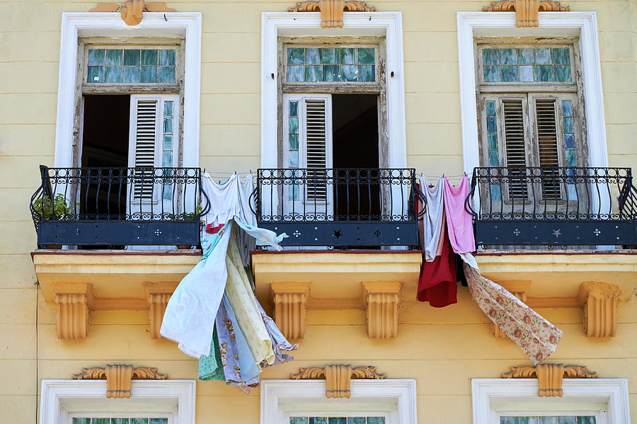Habana Laundry Day Photograph by David Beebe