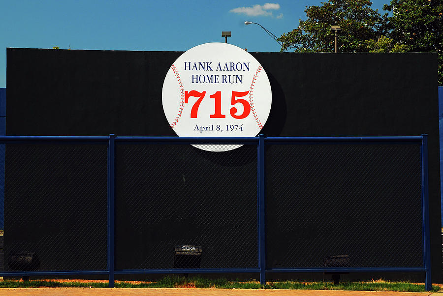 Hank Aaron Record Home Run Photograph by James Kirkikis