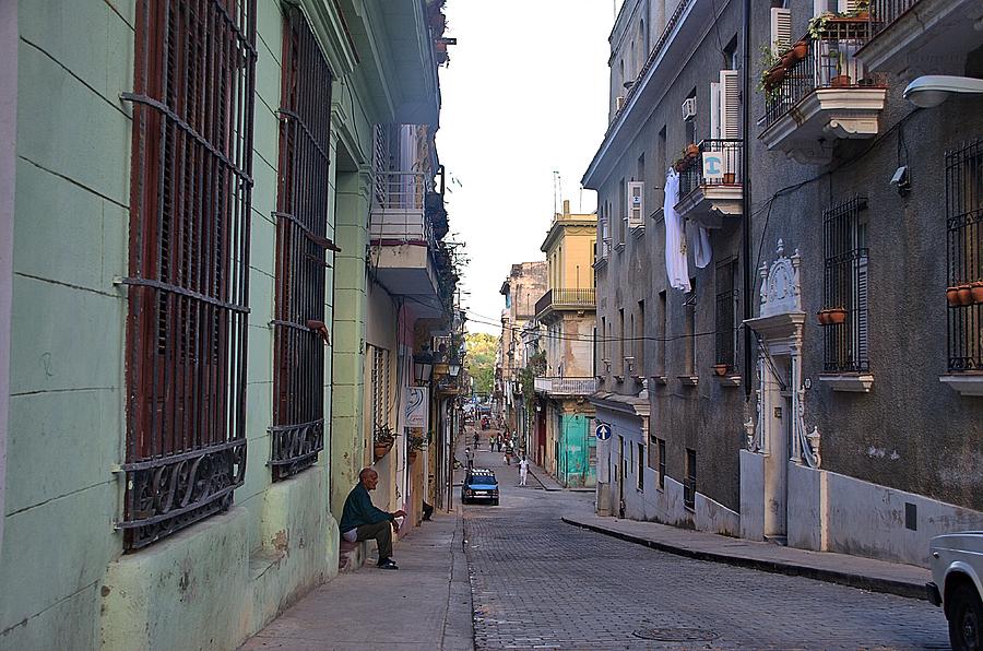 Havana Street Scene 21 Photograph by Steven Richman