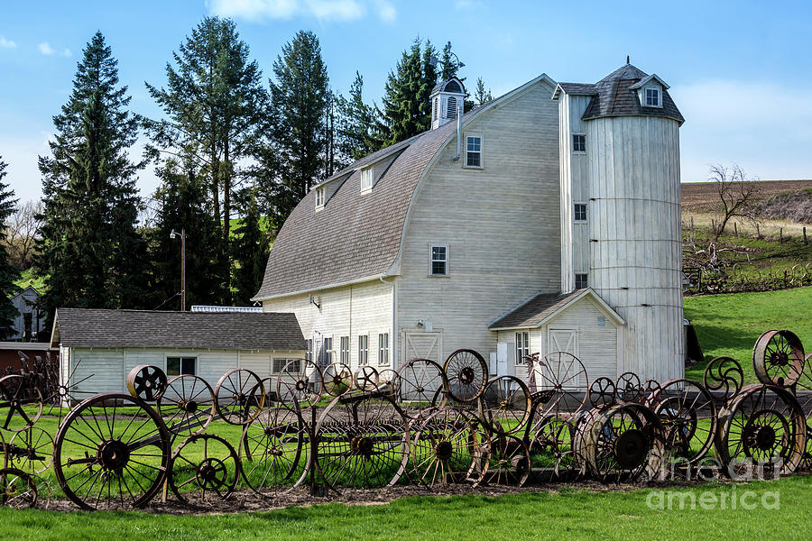 Historic Uniontown Washington Dairy Barn - 2 Photograph by Gary Whitton