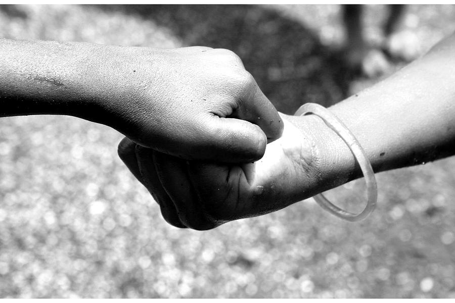Holding Hands Photograph - Holding Hands by Antonio Gomes