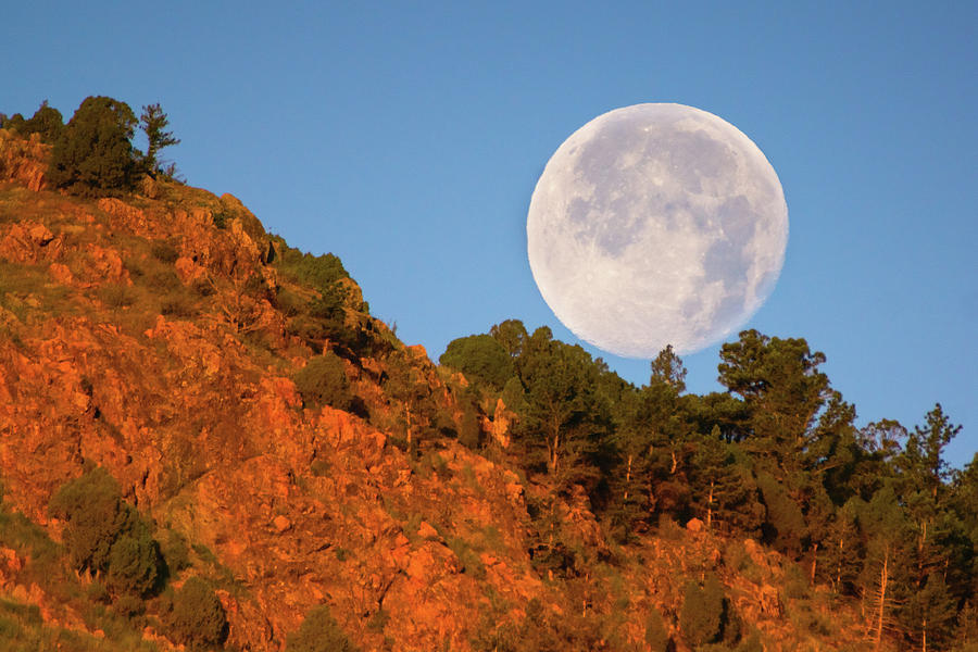 Honey Moonset Over Red Rocks Photograph by John De Bord