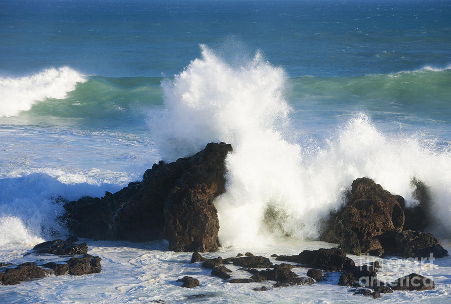 Hookipa Winter Surf Photograph by Ron Dahlquist - Printscapes