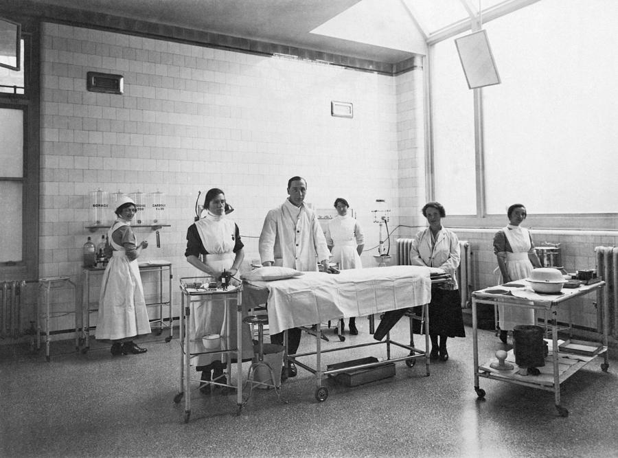 Hospital Operating Room Photograph by Underwood Archives