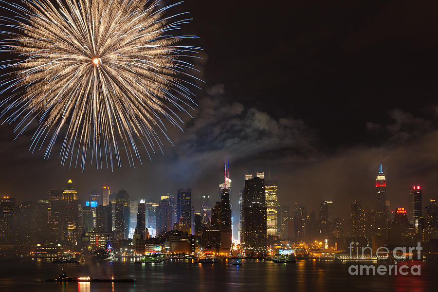 Hudson River Fireworks III Photograph by Clarence Holmes