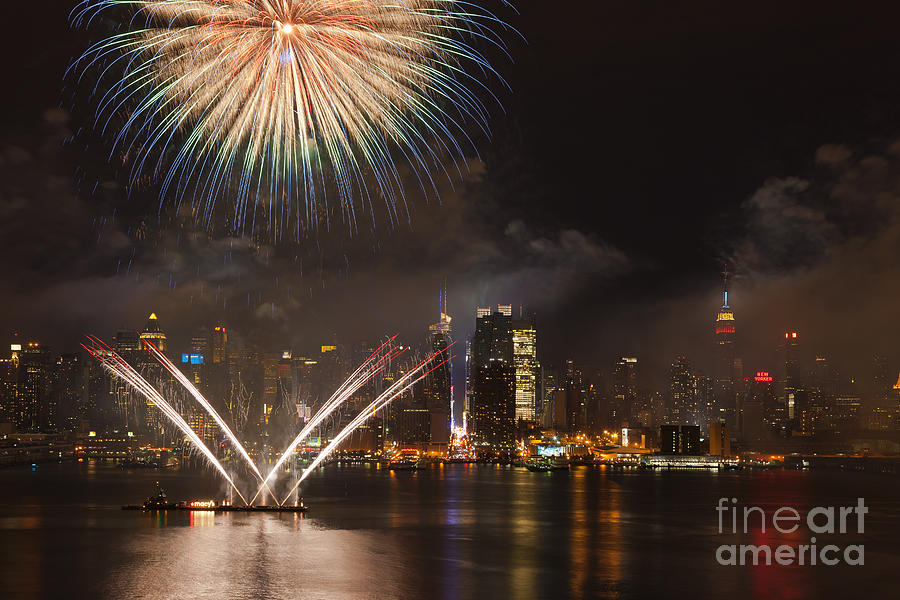 Hudson River Fireworks VII Photograph by Clarence Holmes