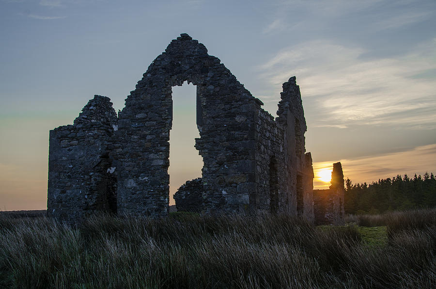 Hunting Photograph - Hunting Lodge Ruins At Sunrise - County Sligo by Bill Cannon