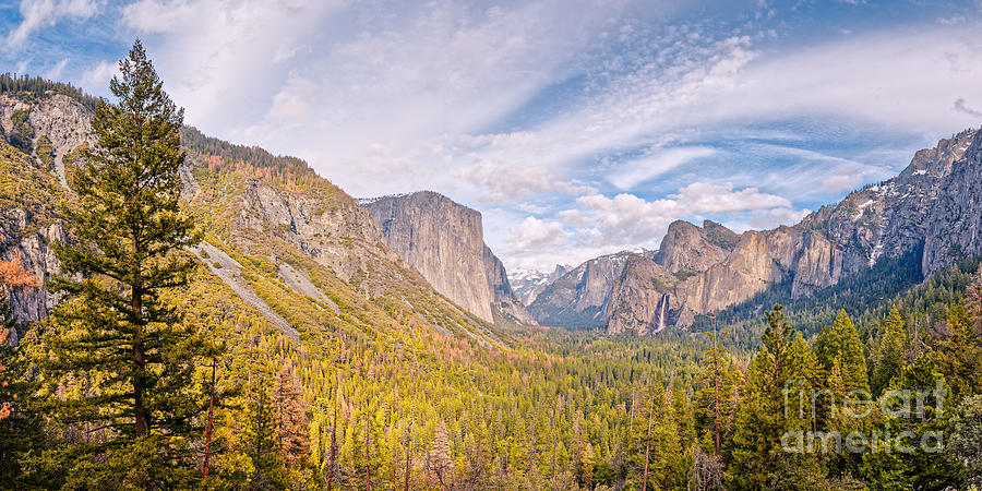 Idyllic View of Yosemite Valley From Tunnel View Vista - Sierra Nevada California Photograph by Silvio Ligutti
