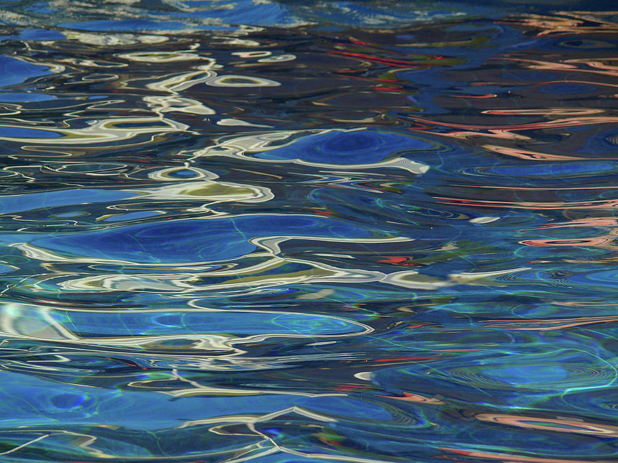Abstract Photograph - In The Pool by Evelyn Tambour