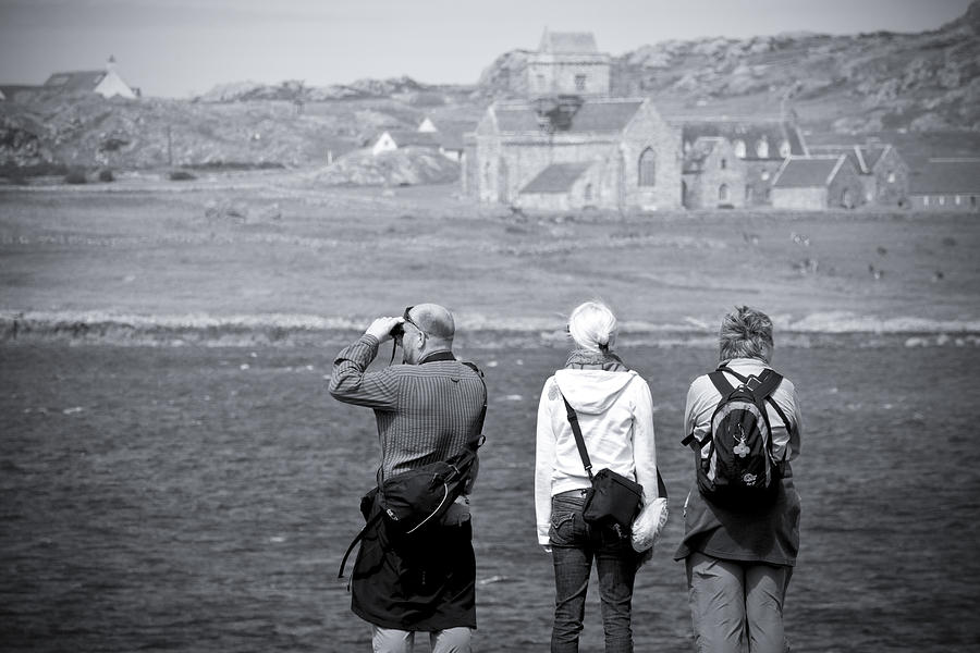 Iona Abbey Tourists Photograph by Ray Devlin