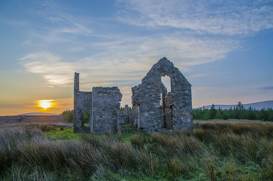Irish Hunting Lodge Ruins at Sunrise Photograph by Bill Cannon