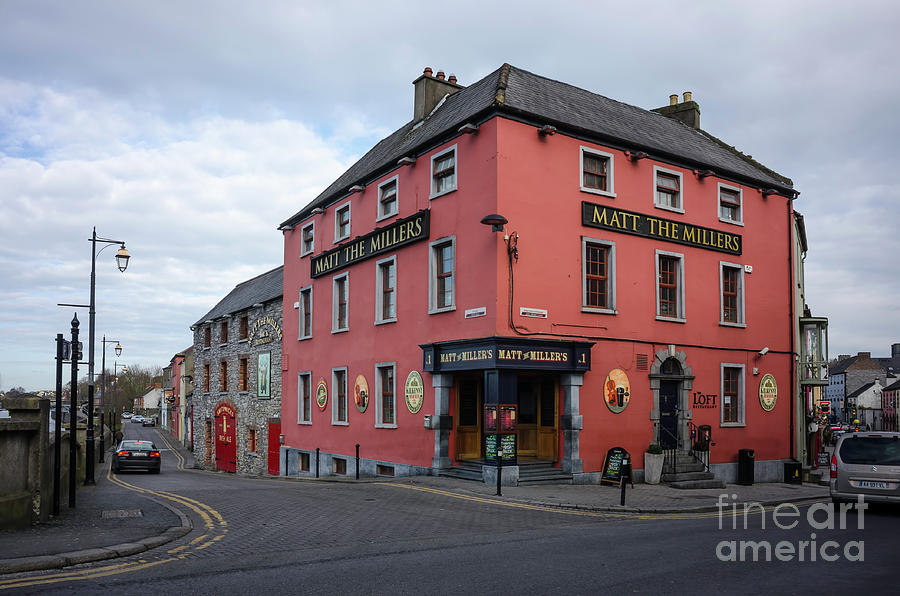 Irish pub Photograph by Les Palenik
