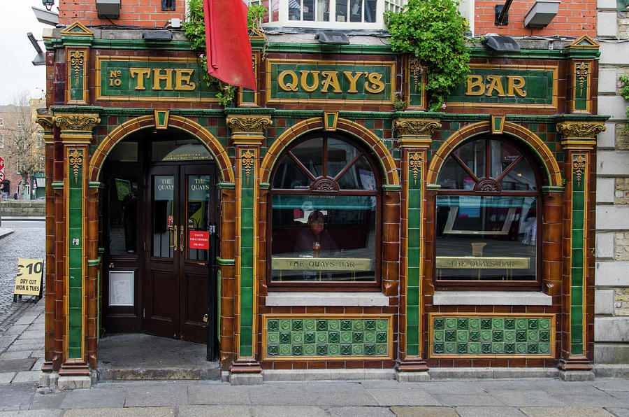 Irish Pub - The Quays Bar Dublin Photograph by Bill Cannon