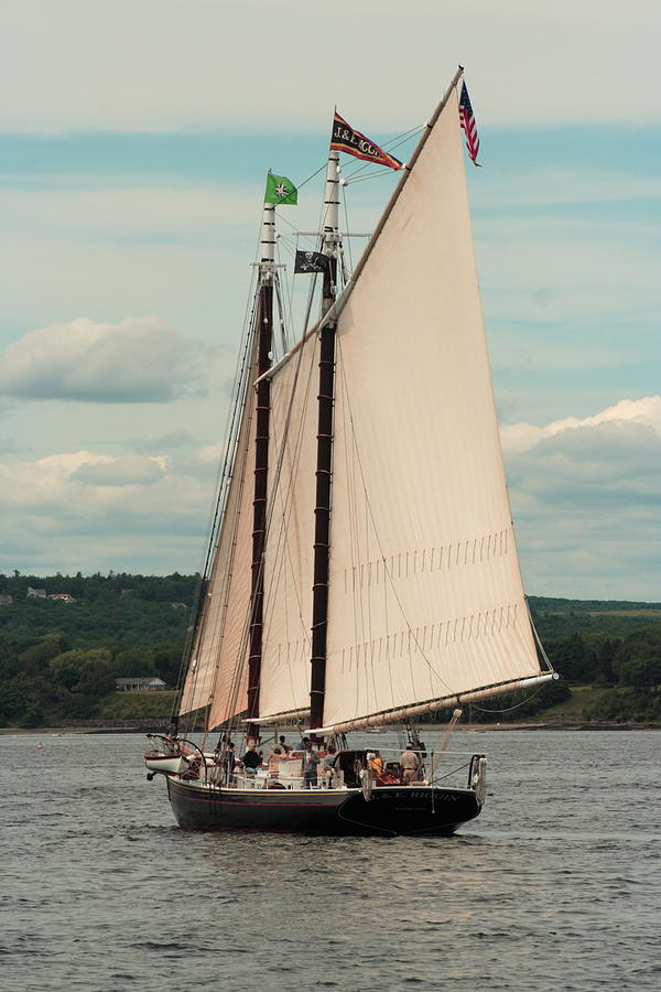 J E Riggin Sail Away Photograph by Doug Mills