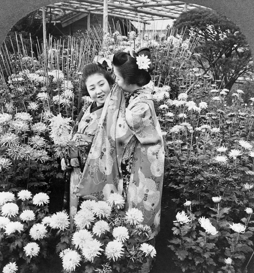 Japan: Girls In Garden Photograph by Granger