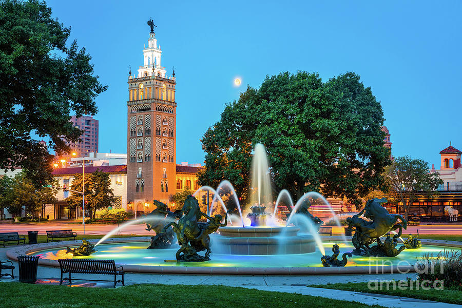 Kansas City Photograph - J.C. Nichols Memorial Fountain by Inge Johnsson