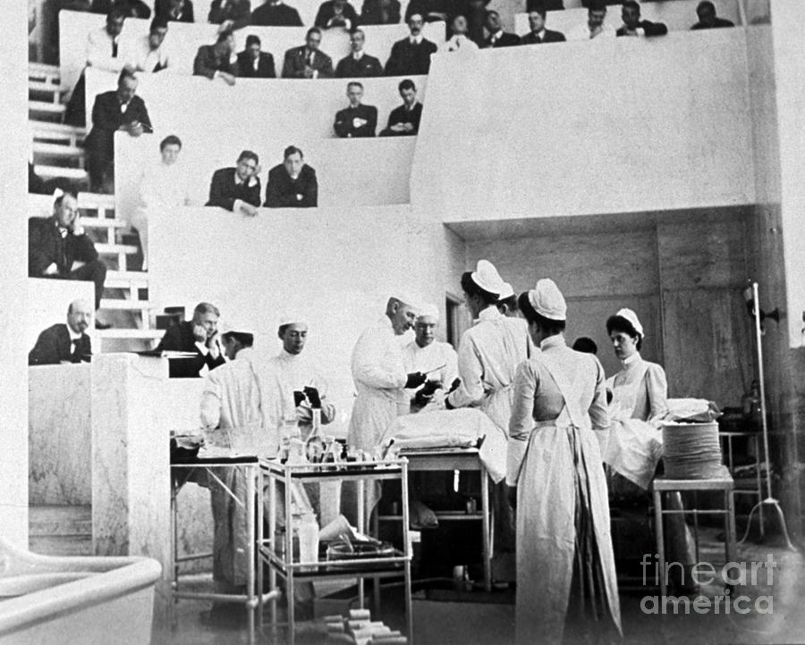 Medical Photograph - John Hopkins Operating Theater, 19031904 by Science Source