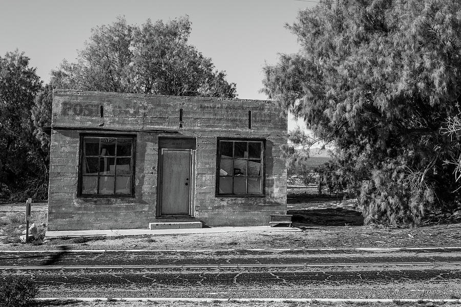 Kelso CA. Post Office BW Photograph by Paul Freidlund