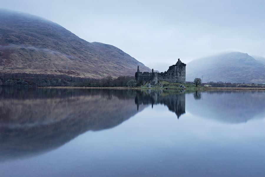 Kilchurn castle at dawn Photograph by Stephen Taylor