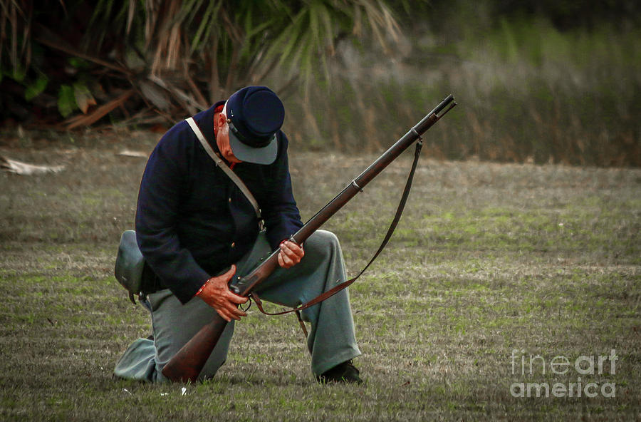 Kneeling Union Rifleman Photograph by Tom Claud