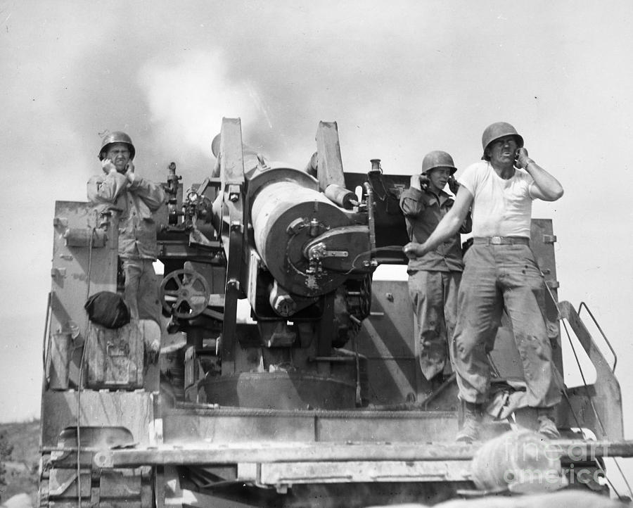 Korean War Artillerymen Photograph by Granger