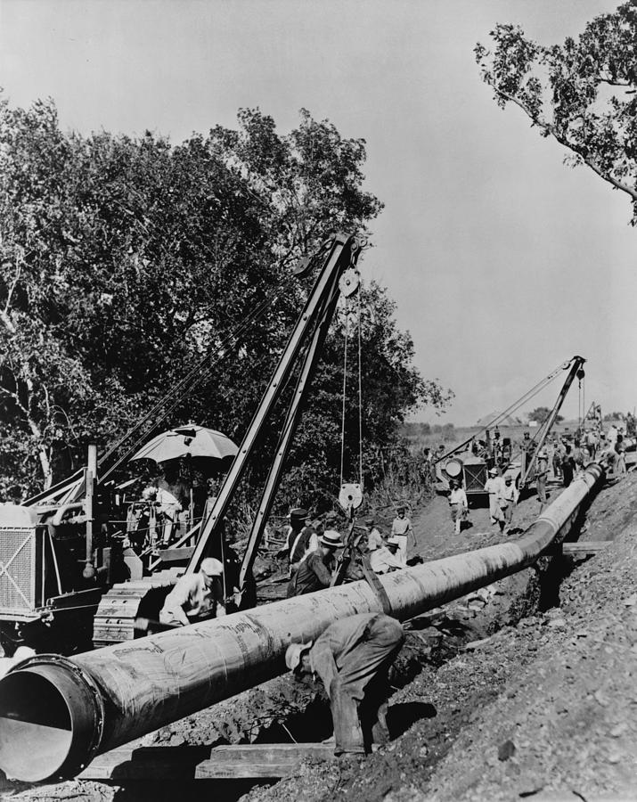 Laborers Laying Pipeline, To Carry Oil Photograph by Everett