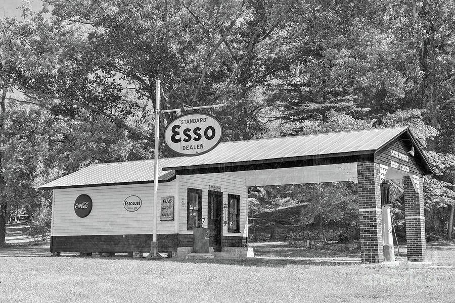 Landrum Standard Esso Dealer Photograph by Dale Powell