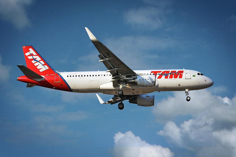 Latam Photograph - Latam Brasil Airbus A320-214 by Smart Aviation Latam Photograph - Latam Brasil Airbus A320-214 by Smart Aviation