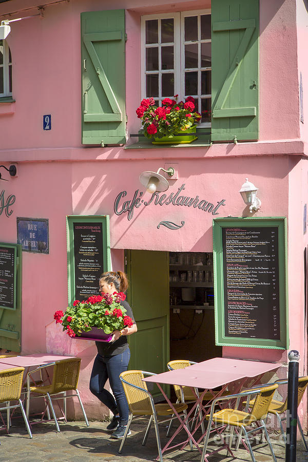 Le Maison Rose - Montmartre Photograph by Brian Jannsen