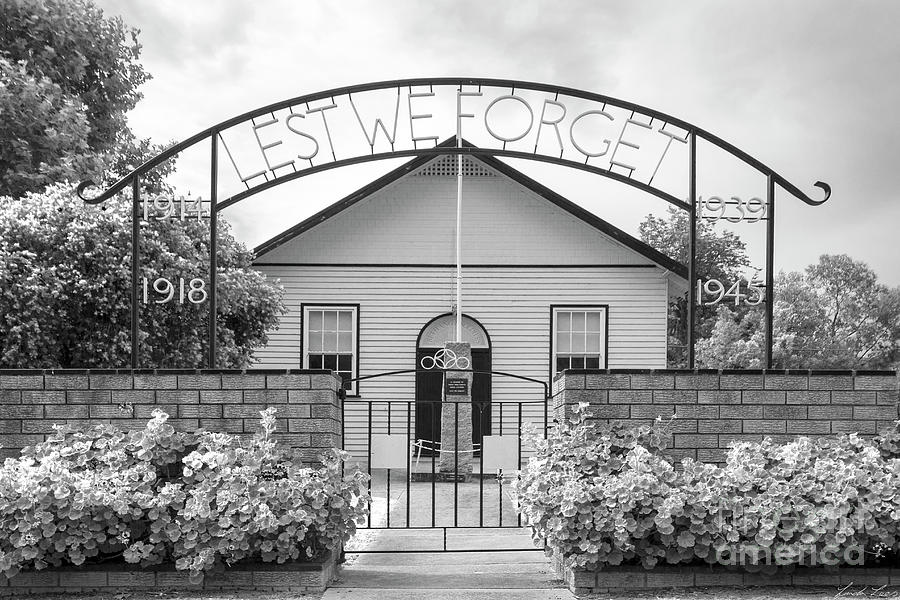 Lest we Forget Photograph by Linda Lees