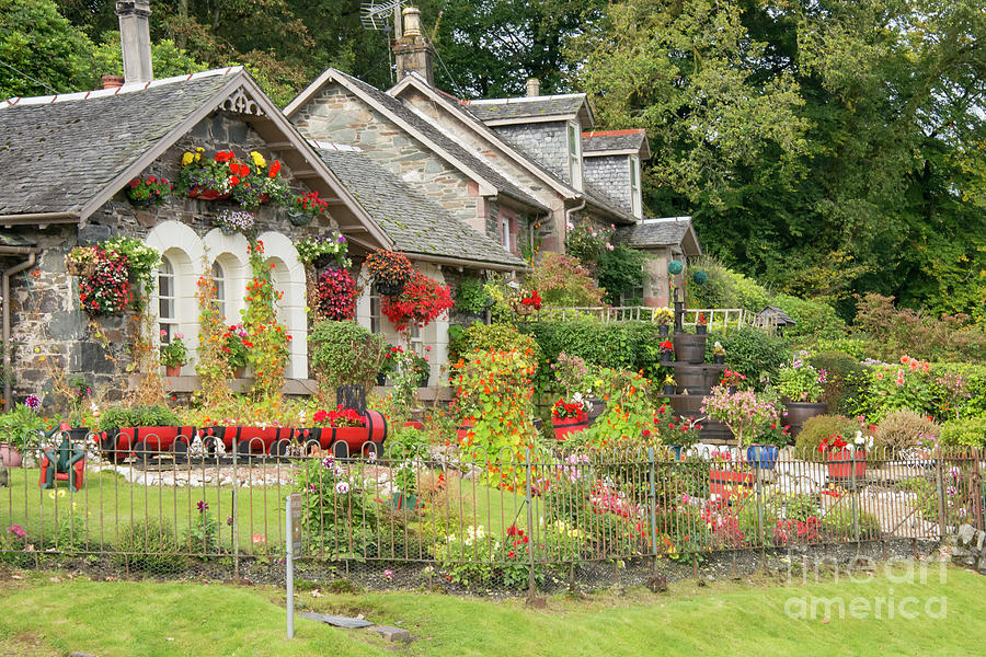Loch Lomond Cottages Photograph by Bob Phillips