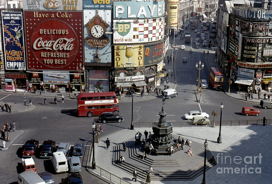 London: Piccadilly Circus Photograph by Granger