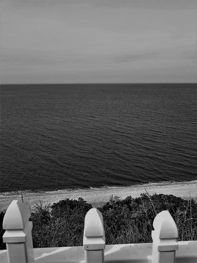 Long Island Sound Beachb W Photograph by Rob Hans