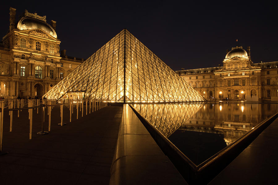 Discover the Louvre Museum by night!