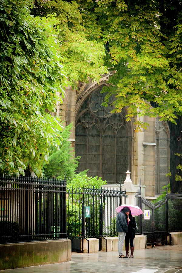 Love in the Rain at Notre Dame Photograph by Roberta Kayne