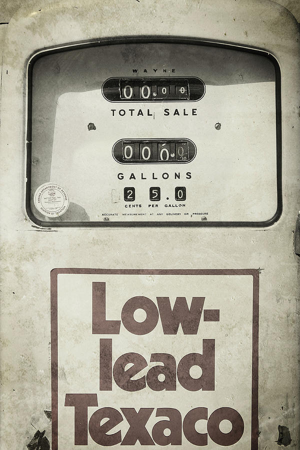 Low-Lead Photograph by Bud Simpson