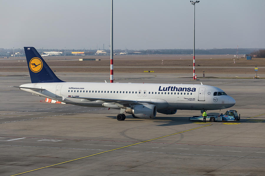 Airbus Photograph - Lufthansa Airbus A320-211 by David Pyatt